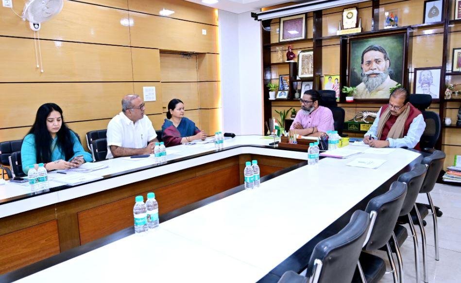 Ranchi : बैठक के दौरान अधिकारियों से बात करते सीएम