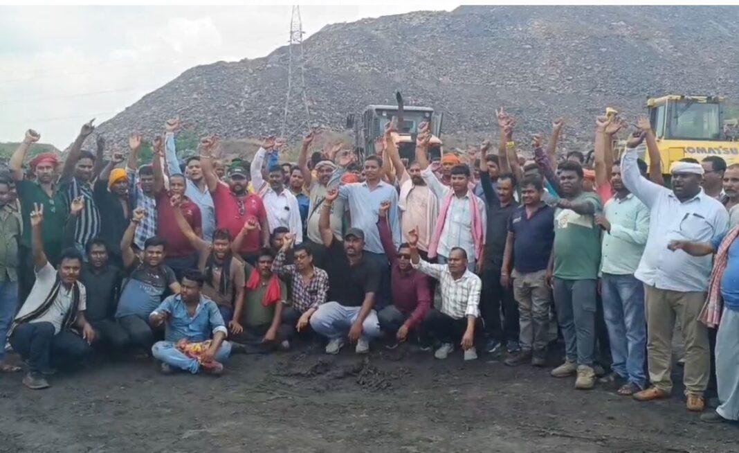 Dhanbad : झरिया में मजदूरों का फूटा गुस्सा, श्रमिकों की छंटनी के खिलाफ उग्र प्रदर्शन...