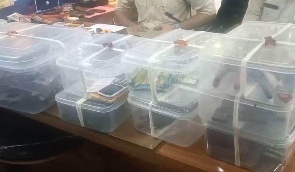 Dhanbad Crime : अपराधियों के पास से कई सामान बरामद