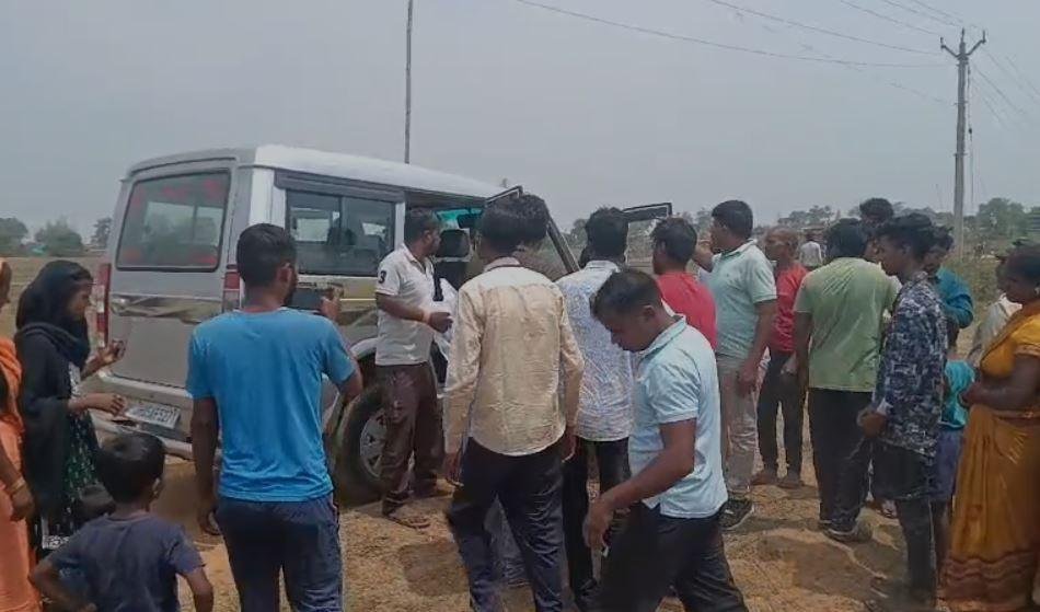 Hazaribagh : घटना के बाद जुटी लोगों की भीड़