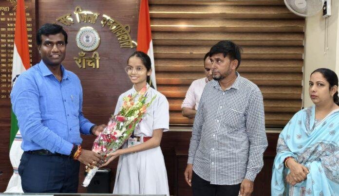Ranchi जिला टॉपर तहरीन फातिमा को डीसी ने किया सम्मानित...