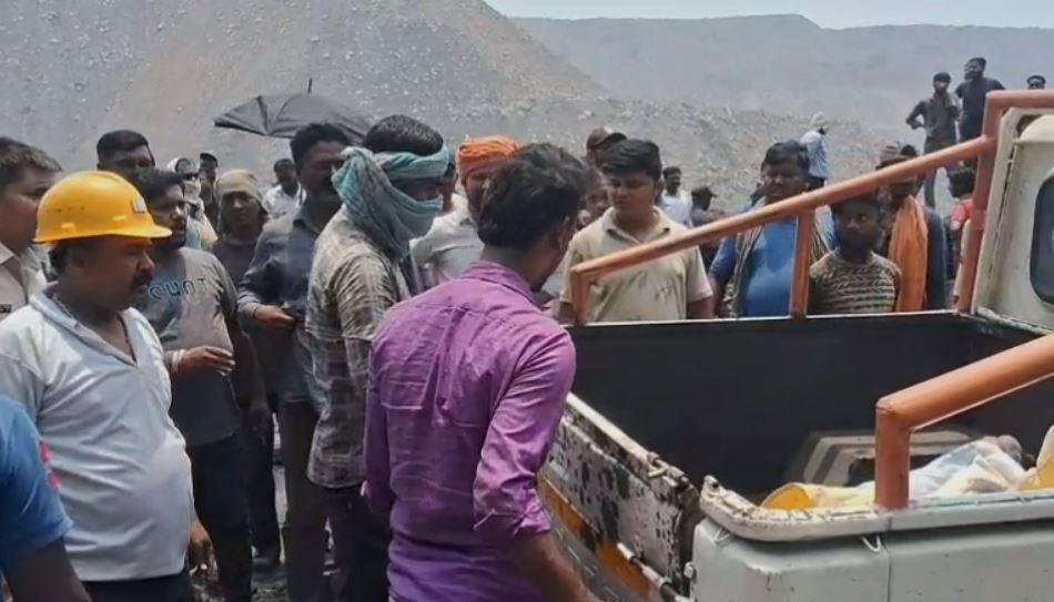 Dhanbad : देवप्रभा आउटसोर्सिंग साइट पर खून से सना मिला युवक का शव, हत्या या आत्महत्या जांच में जुटी पुलिस... Dhanbad : घटना से मची सनसनी