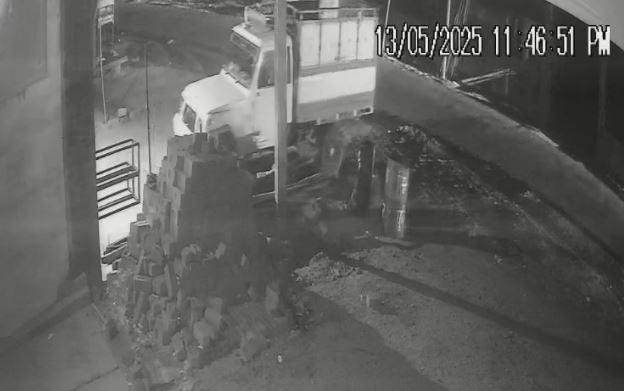 Simdega Crime : अंधेरी रात में वाहन चुरा उड़नछू हो गए चोर, पूरी घटना सीसीटीवी में कैद...