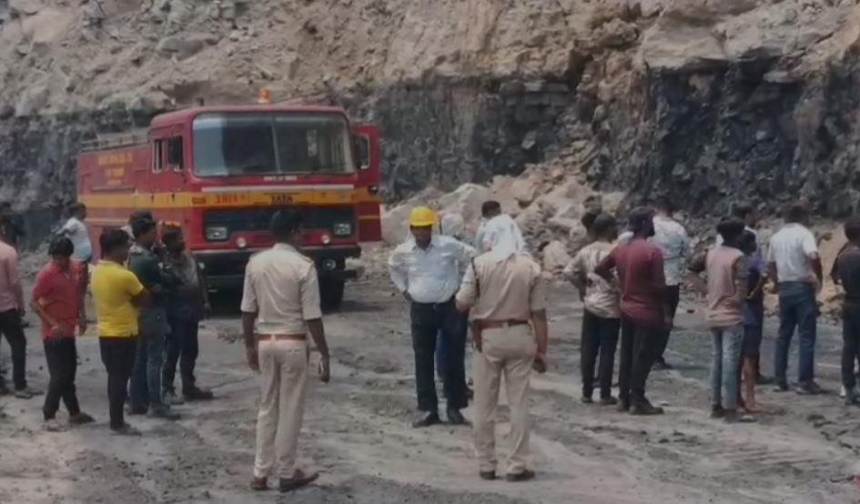 Dhanbad : देवप्रभा आउटसोर्सिंग साइट पर खून से सना मिला युवक का शव, हत्या या आत्महत्या जांच में जुटी पुलिस... Dhanbad : घटना के बाद जुटी लोगों की भीड़