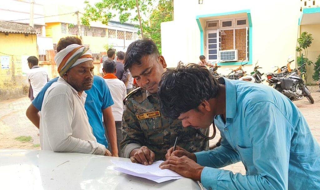 Giridih Accident : जानकारी लेती पुलिस