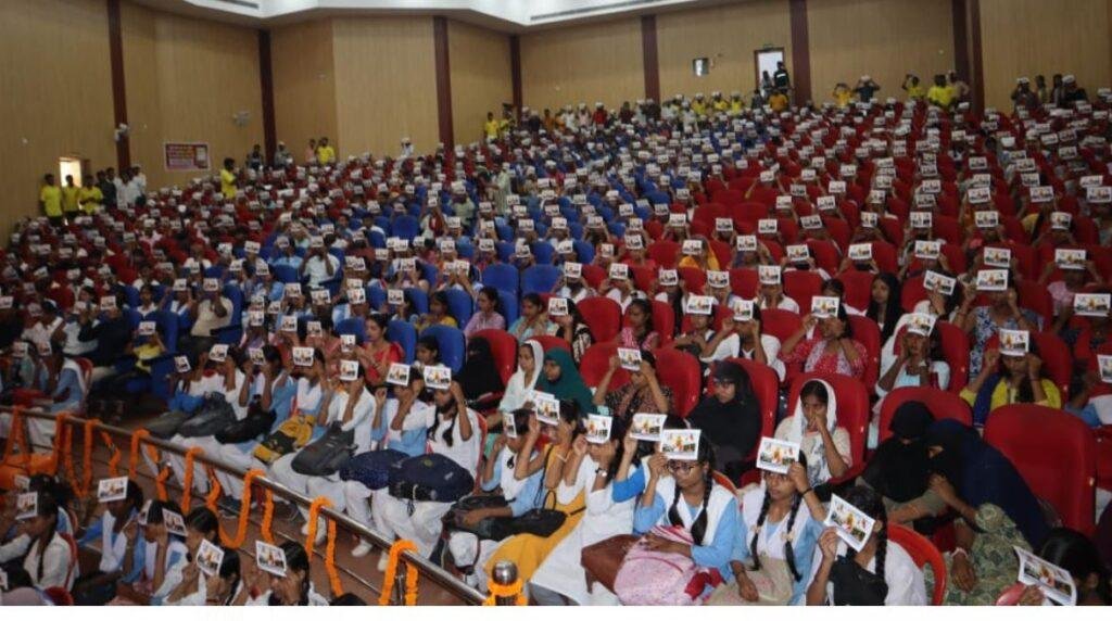 Chhapra : युवा उत्सव 'यूथ एक्सपो' का भव्य आयोजन, युवाओं को मिला प्रेरणा का संदेश 2 22Scope News Chhapra : कार्यक्रम में शामिल है लोग
