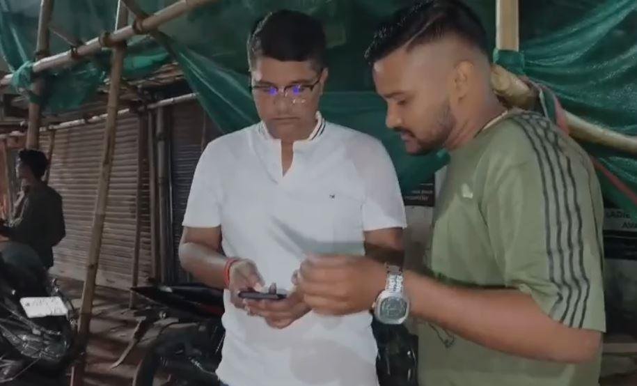 Ranchi : कागजात की जांच करती पुलिस