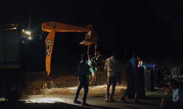 Giridih Accident : सावधानी हटी दुर्घटना घटी, डीजे लोड पिकअप वाहन पलटा, दो घायल...