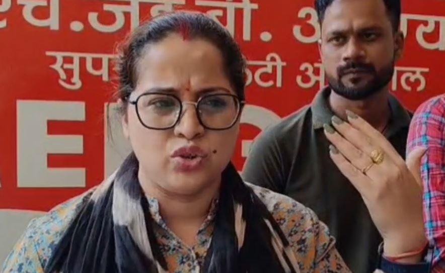 Hazaribagh : ऑपरेशन के बाद महिला की मौत, परिजनों ने अस्पताल के सामने ही... Hazaribagh : मामले की जानकारी देती महिला