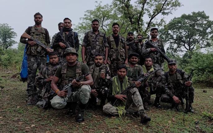 Latehar Encounter : गोलियों की थर्रथर्राहट से कांप उठी ईचाबार जंगल, 10 लाख इनामी पप्पू लोहरा समेत दो नक्सली ढेर......