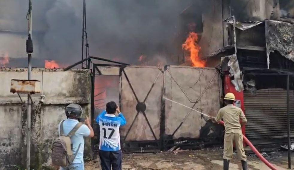 Ranchi Breaking : आग पर काबू पाती दमकल की टीम