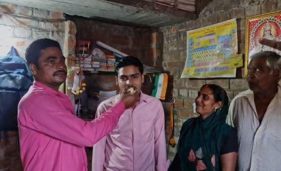 Hazaribagh : बेटे को मिठाई खिलाते पिता