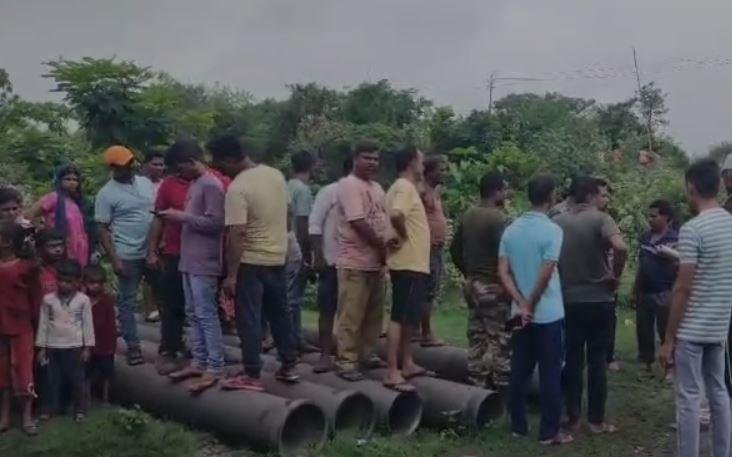 Dhanbad Suicide : घटना के बाद जुटी लोगों की भीड़