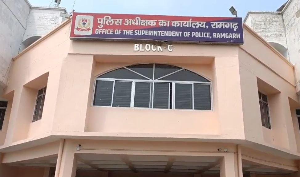 Ramgarh Crime : स्कॉर्पियो खोला तो उड़ गए होश, बोतलों में भरी शराब के जखीरे के साथ एक गिरफ्तार... Ramgarh Crime : भारी मात्रा में शराब के साथ एक गिरफ्तार