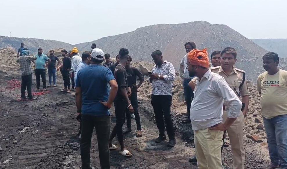 Dhanbad : देवप्रभा आउटसोर्सिंग साइट पर खून से सना मिला युवक का शव, हत्या या आत्महत्या जांच में जुटी पुलिस...
