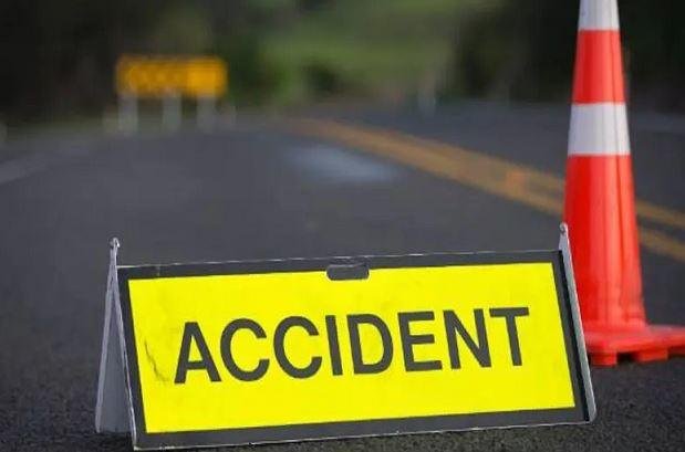 Lohardaga Accident : चालक को आई झपकी और विशाल पेड़ से जा टकरायी बाराती गाड़ी, 7 घायल बच्ची की मौत...