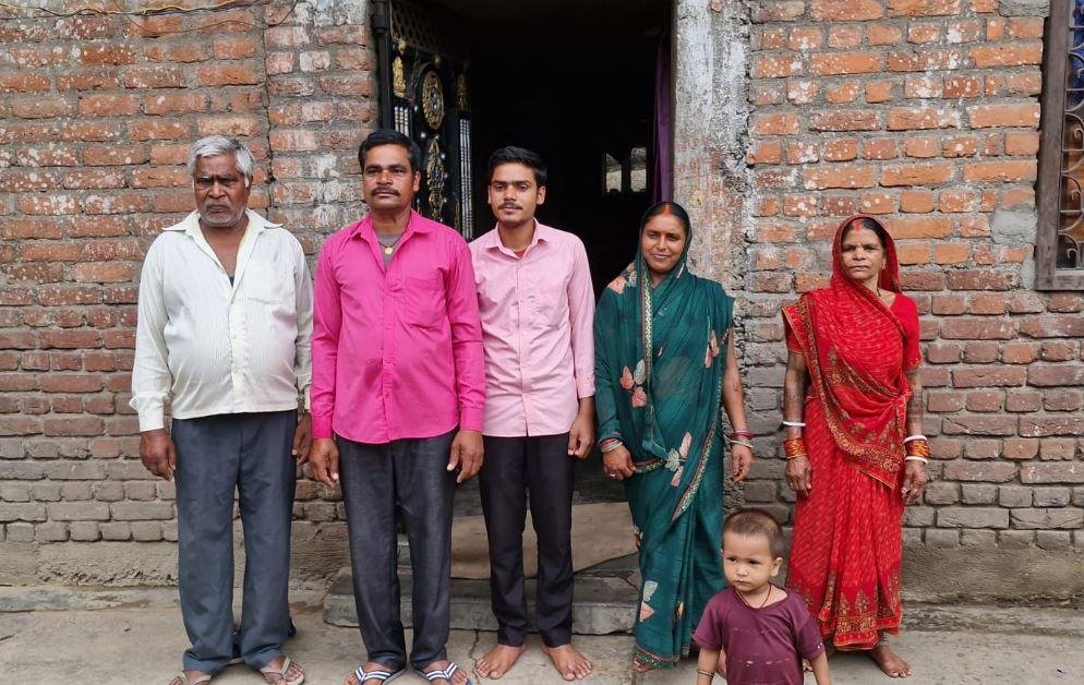 Hazaribagh : किसान के बेटे ने रचा इतिहास, इंटर साइंस में बने थर्ड स्टेट टॉपर...