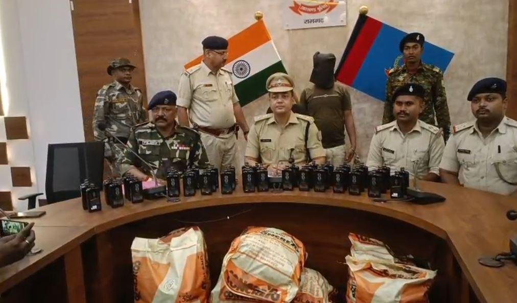 Ramgarh Crime : स्कॉर्पियो खोला तो उड़ गए होश, बोतलों में भरी शराब के जखीरे के साथ एक धराया...