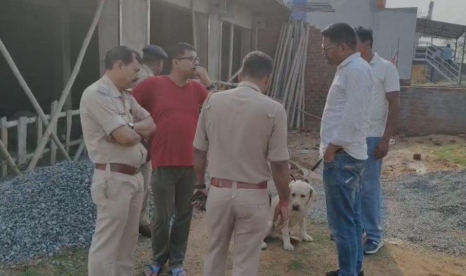 Bokaro Murder : हाईवे किनारे युवक का शव मिलने से मची सनसनी, चाकू मारकर हत्या की आशंका... Bokaro Murder : जांच करती पुलिस