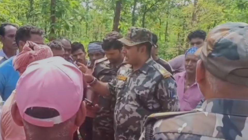 Hazaribagh : लोगों को समझाती पुलिस