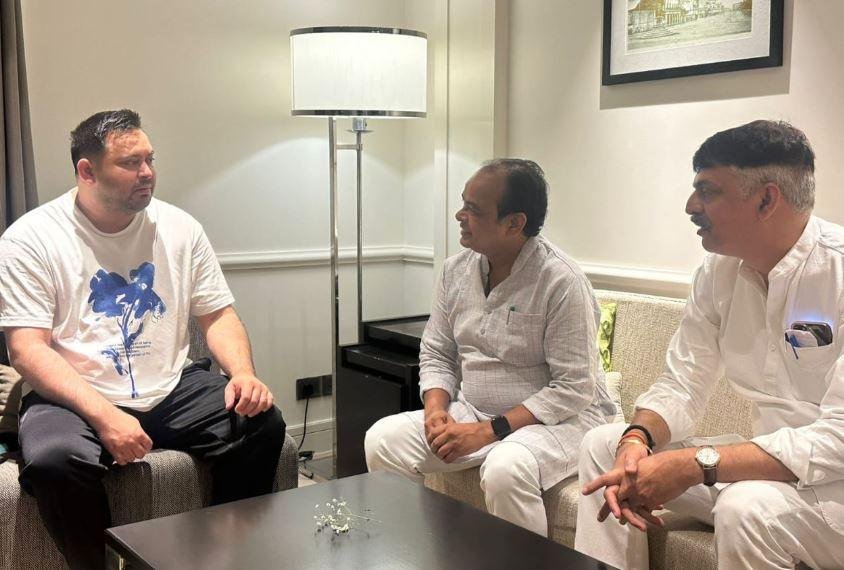 तेजस्वी से मुलाकात के दौरान Irfan Ansari के साथ राजेश ठाकुर मौजूद