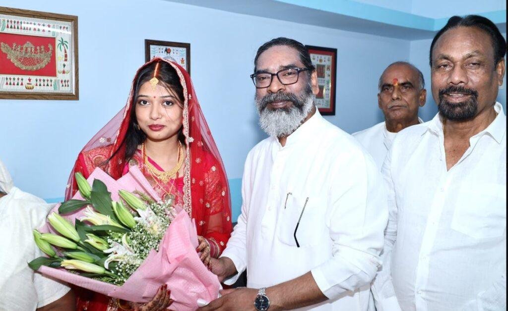 Bokaro : सीएम हेमंत सोरेन पूर्व मंत्री स्व. जगरनाथ महतो के बेटे की शादी में हुए शामिल, दिया आशीर्वाद... 2 22Scope News Bokaro : नव वर वधू को दिया आशीर्वाद