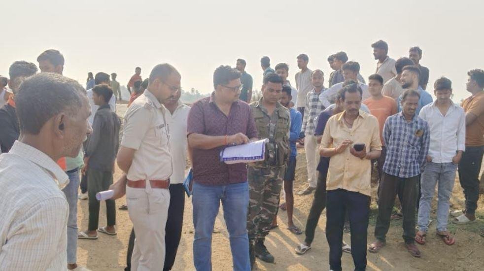 Palamu में दर्दनाक हादसा, 11 हजार वोल्ट तार की चपेट में आकर जिंदा जले पिता-पुत्र, मौत... Palamu : मामले की जांच में जुटी टीम