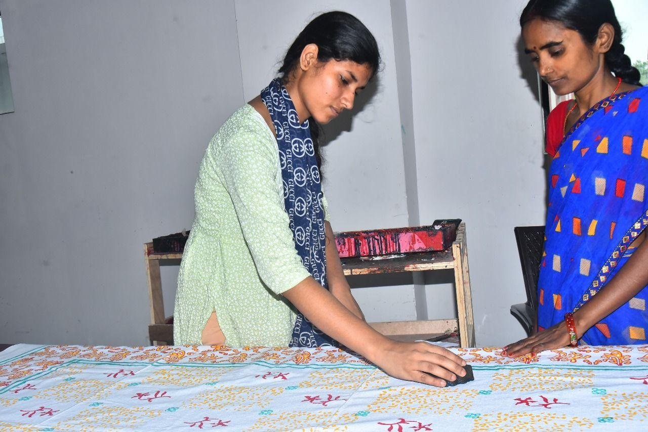 नहीं थे शब्द तो ब्लॉक प्रिंटिंग बनी निधि की आवाज, मूक बधिरता को नहीं बनने दी कमजोरी...