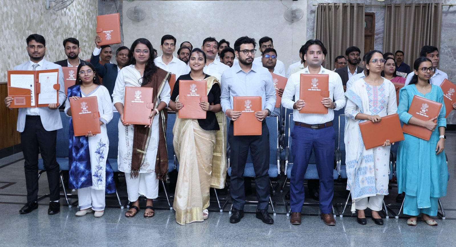 CM ने भवन निर्माण विभाग में नवनियुक्त सहायक वास्तुविदों को प्रदान किया नियुक्ति पत्र