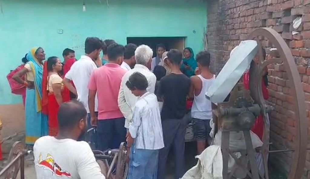 घर