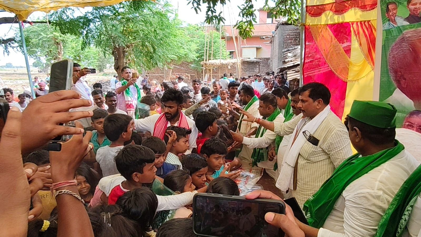 RJD सुप्रीमो के जन्मदिन के अवसर पर दलित बच्चों के बीच पठन पाठन सामग्री का वितरण, नेता ने पौधारोपण के साथ कराया...