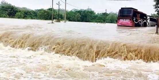 झारखंड में मानसून की दस्तक के साथ तबाही, तीन दिन की बारिश ने ली सात जानें, स्कूल बंद, रेल-हवाई सेवा प्रभावित