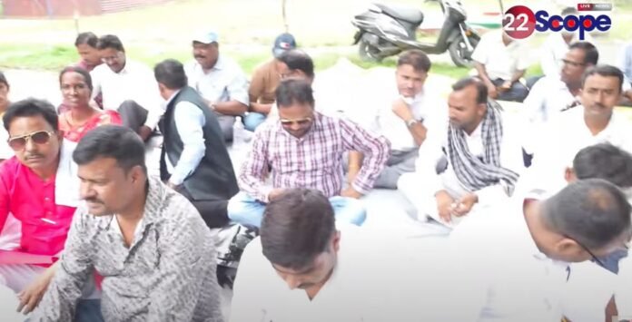 शिक्षा मंत्री आवास घेरने पहुंचे आकलन पास पारा शिक्षक, प्रशासन ने रोका तो सड़क किनारे दिया धरना