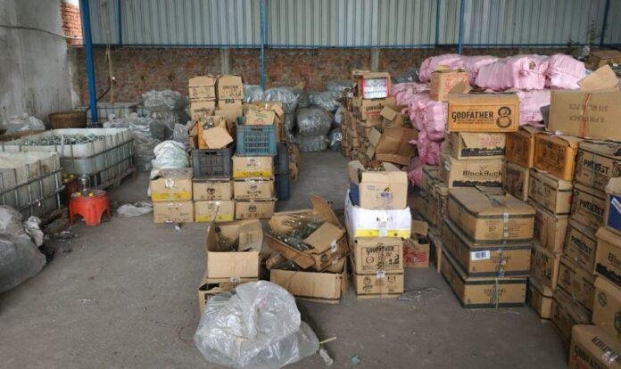 गोमिया में नकली शराब फैक्ट्री का भंडाफोड़, भारी मात्रा में सामग्री जब्त