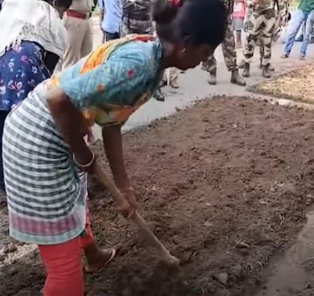 रिम्स-2 भूमि विवाद: खेत पर दावा करने पहुंचे किसान, पुलिस ने रोका तो सड़क को ही बना दिया खेत