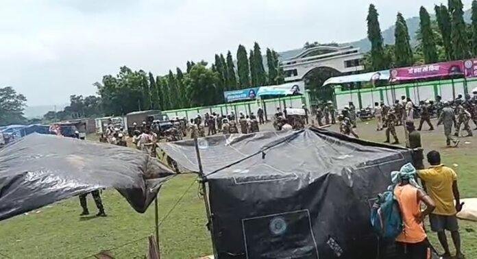 हूल दिवस पर साहिबगंज में गरमाई सियासत: शहीद सिद्धू-कानू के वंशज मंडल मुर्मू का प्रशासनिक कार्यक्रम का विरोध, लाठीचार्ज और आंसू गैस से मचा हड़कंप