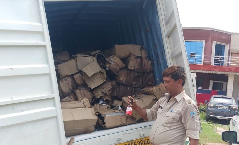 बालीडीह पुलिस की बड़ी कार्रवाई, डाक सेवा की गाड़ी से भारी मात्रा में विदेशी शराब बरामद, चालक गिरफ्तार
