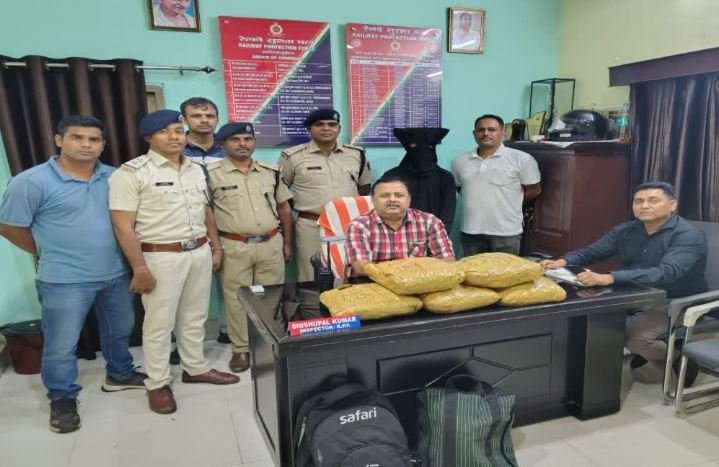 Ranchi Crime : ऑपरेशन 'नार्कोस' में बड़ी सफलता-रांची रेलवे स्टेशन से 10 किलो गांजा के साथ तस्कर गिरफ्तार...