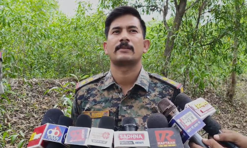 Dhanbad : पेड़ से लटका मिला युवती का शव, जांच में जुटी पुलिस... Dhanbad : मामले की जानकारी देती पुलिस