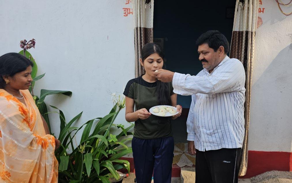 JAC 12th Arts Result 2025 : पैसों की तंगी, पिता बीमार फिर भी कमाल कर गई प्रेरणा, बनी दूसरी स्टेट टॉपर... JAC 12th Arts Result 2025 : बेटी को मिठाई खिलाते पिता