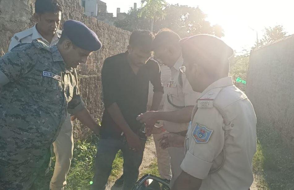 Bokaro Crime : हेरोइन बेचते तस्कर रंगेहाथ धराया, नशा कारोबारियों में हड़कंप.... Bokaro Crime : हेरोइन के साथ रंहेहाथ धराया आरोपी
