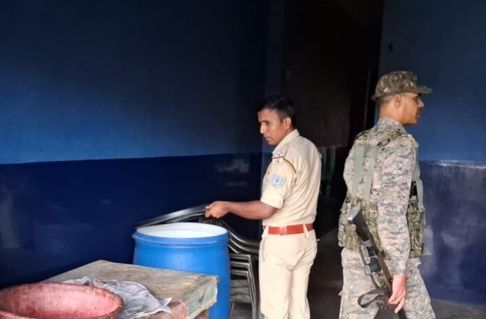 Gumla : चैनपुर में अवैध शराब के खिलाफ पुलिस का अभियान, भारी मात्रा में महुआ नष्ट...