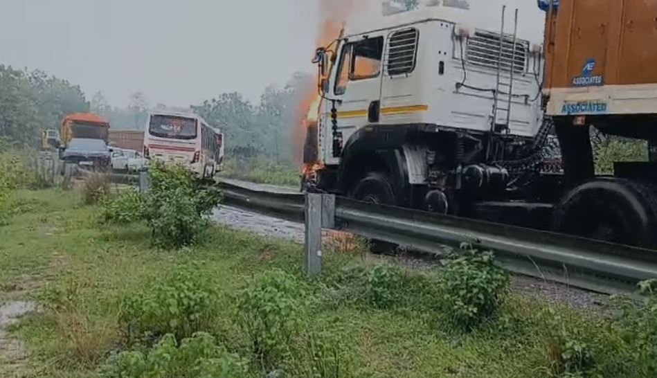 Ramgarh : भीषण आग में जलकर चालक की मौत