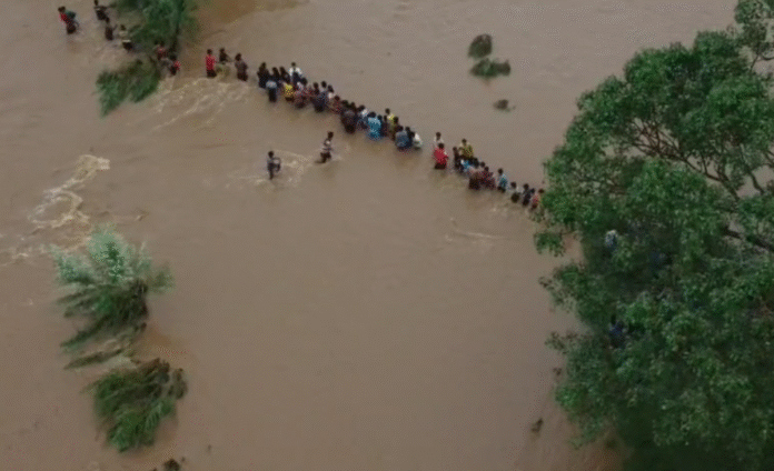 Jamshedpur में भारी बारिश से तबाही, आवासीय स्कूल से 162 बच्चों का सफल रेस्क्यू...