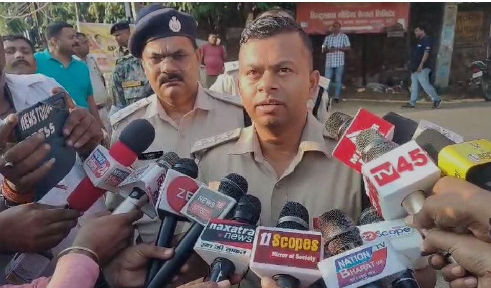 Dhanbad Breaking : प्रभातम मॉल के पास फिर टशन, ढुल्लू महतो और रणविजय सिंह के समर्थकों के बीच भिड़ंत से माहौल बिगड़ा, भारी फोर्स तैनात... Dhanbad Breaking : मामले की जानकारी देती पुलिस