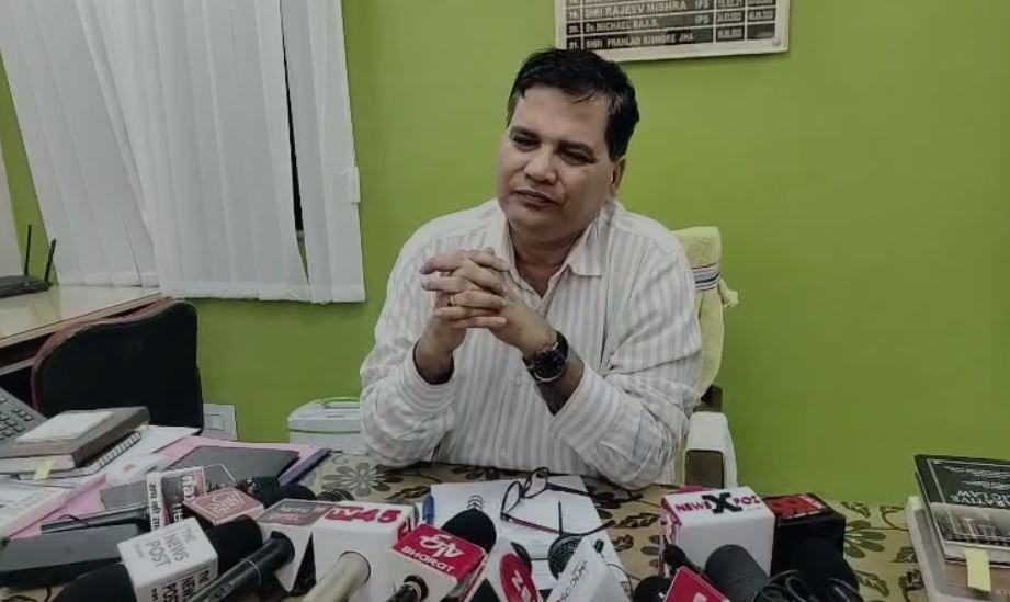 Dhanbad : जानकारी देते अधिकारी