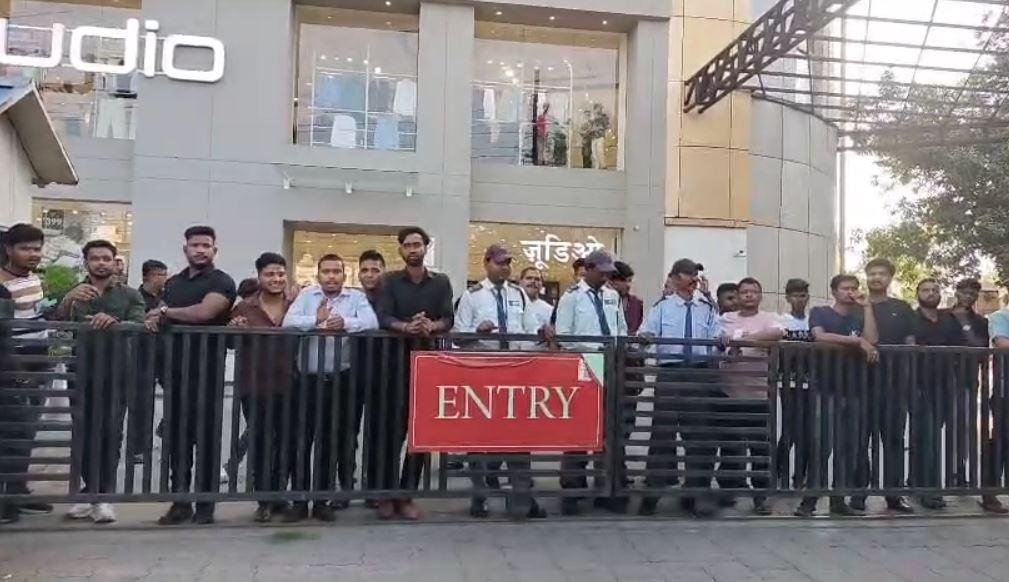 Dhanbad Breaking : प्रभातम मॉल के पास फिर टशन, ढुल्लू महतो और रणविजय सिंह के समर्थकों के बीच भिड़ंत से माहौल बिगड़ा, भारी फोर्स तैनात... Dhanbad Breaking : मॉल पर जुटे समर्थक