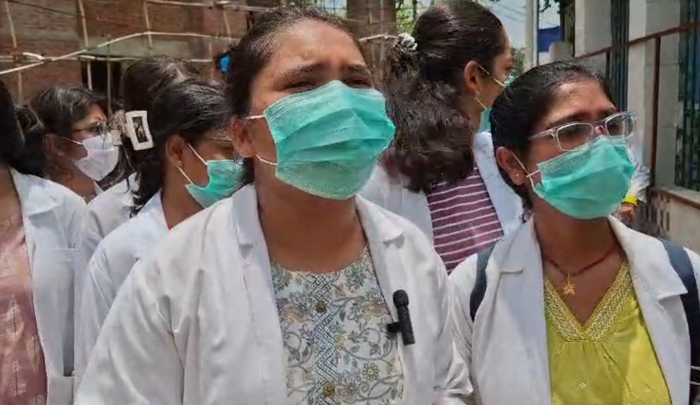 Palamu : MMCH के बाहर छात्रों का उग्र-प्रदर्शन, प्रिंसिपल पर उत्पीड़न का गंभीर आरोप... Palamu : प्रदर्शन करती छात्राएं