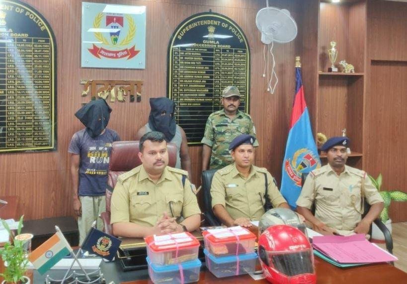 Gumla : धान व्यवसायी को गोली मारकर लूट मामले में दो गिरफ्तार, हथियार और नगदी बरामद...