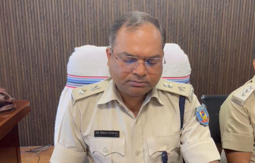 Giridih Crime : जानकारी देते एसपी